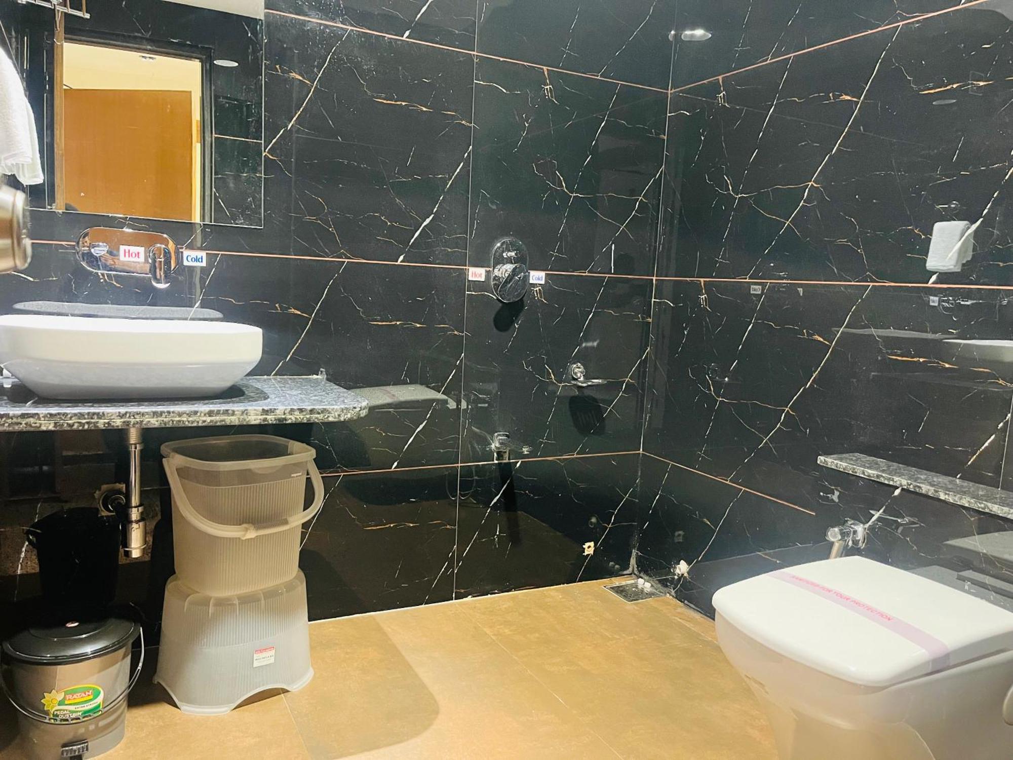 Hotel Royal Empire Gandhinagar Zewnętrze zdjęcie